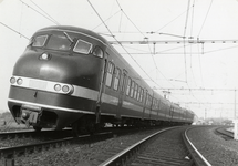 807559 Afbeelding van het electrische treinstel nr. 501 (plan TT, Treinstel Toekomst , mat. 1964) van de N.S. in de ...